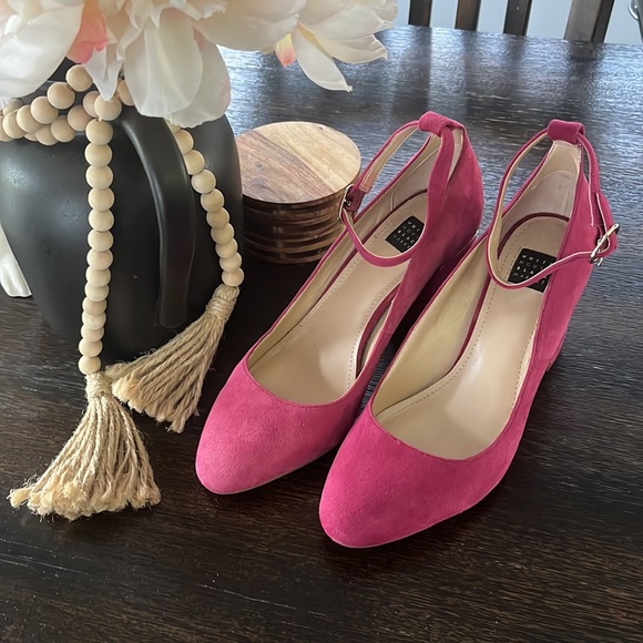 WHBM pink heels 👠 - Picture 2 of 5